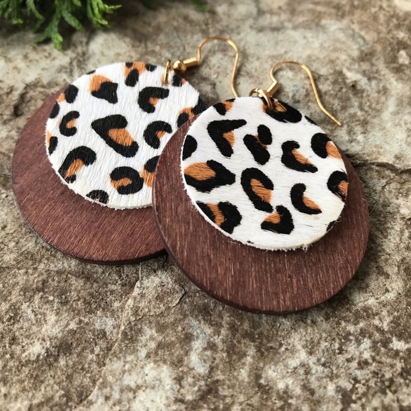 🌻4/$20 Earrings Circle Style Faux White Leopard - Picture 3 of 6